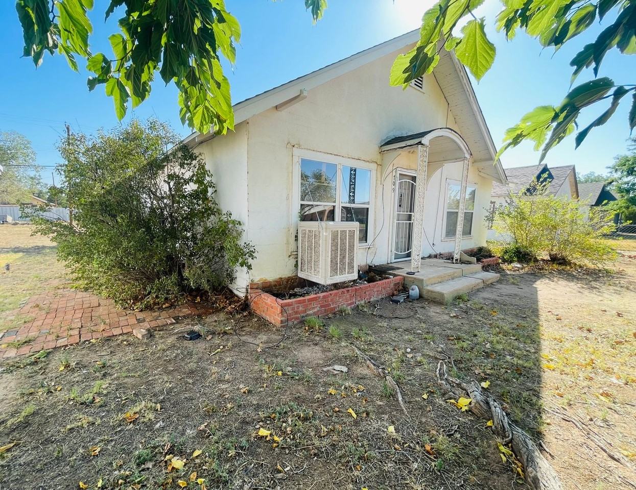 709 S Avenue B - Photo 2 of 20