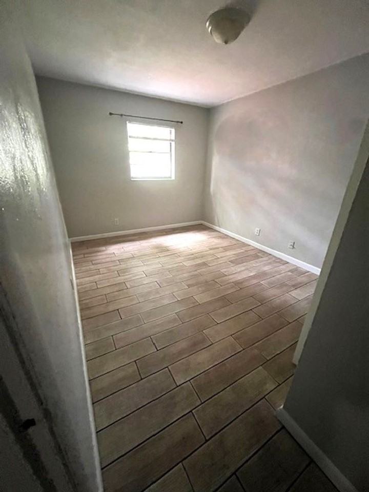 2351 Ne 40th St - Photo 5 of 19