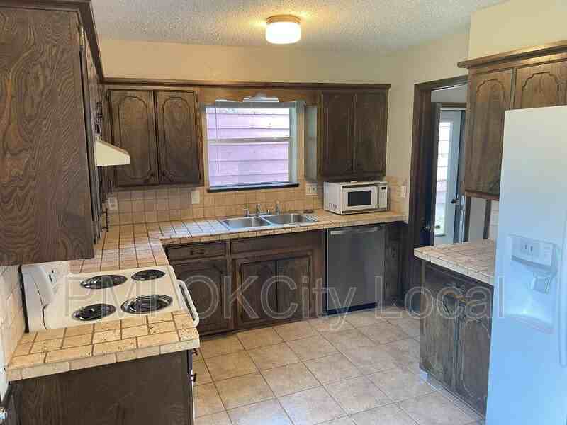 2325 N Redmond Ave - Photo 6 of 23