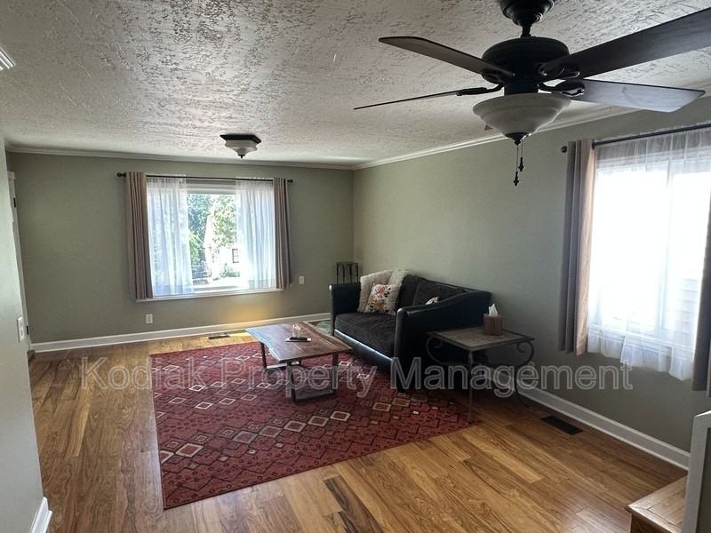 467 E 5th Ave - Photo 5 of 32