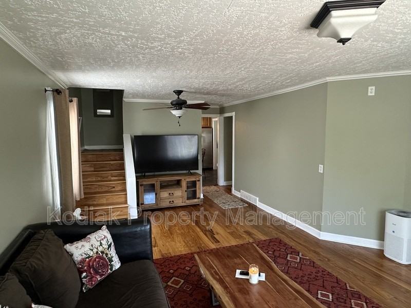467 E 5th Ave - Photo 6 of 32