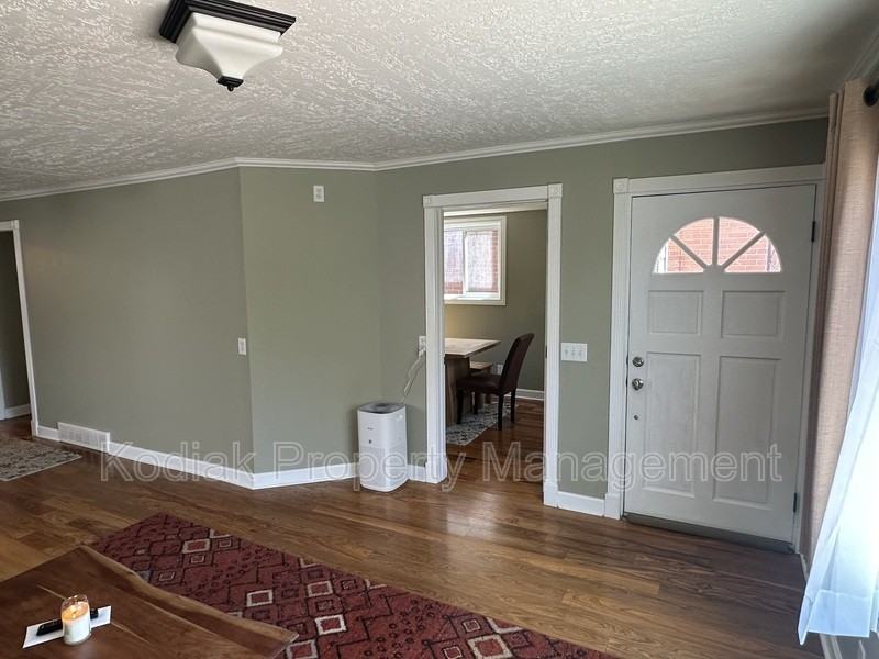 467 E 5th Ave - Photo 7 of 32