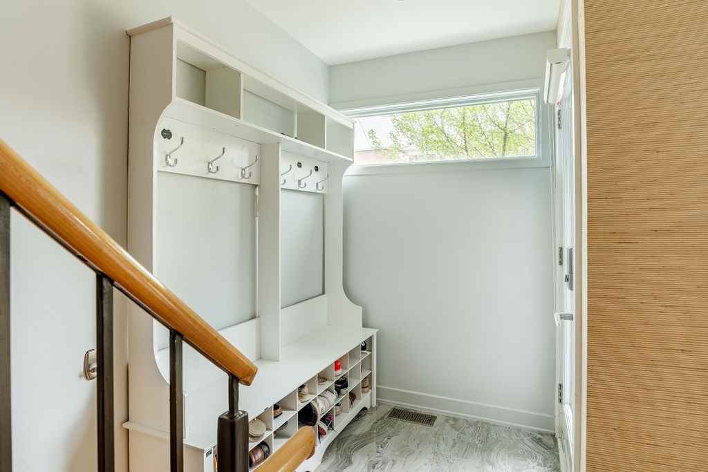 385 MacKay Street - Photo 3 of 38