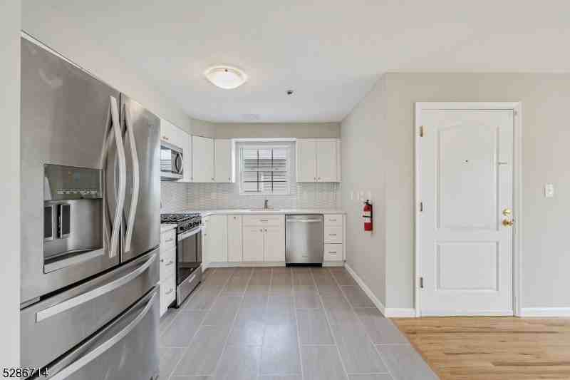 354 7th Avenue West - Photo 2 of 7