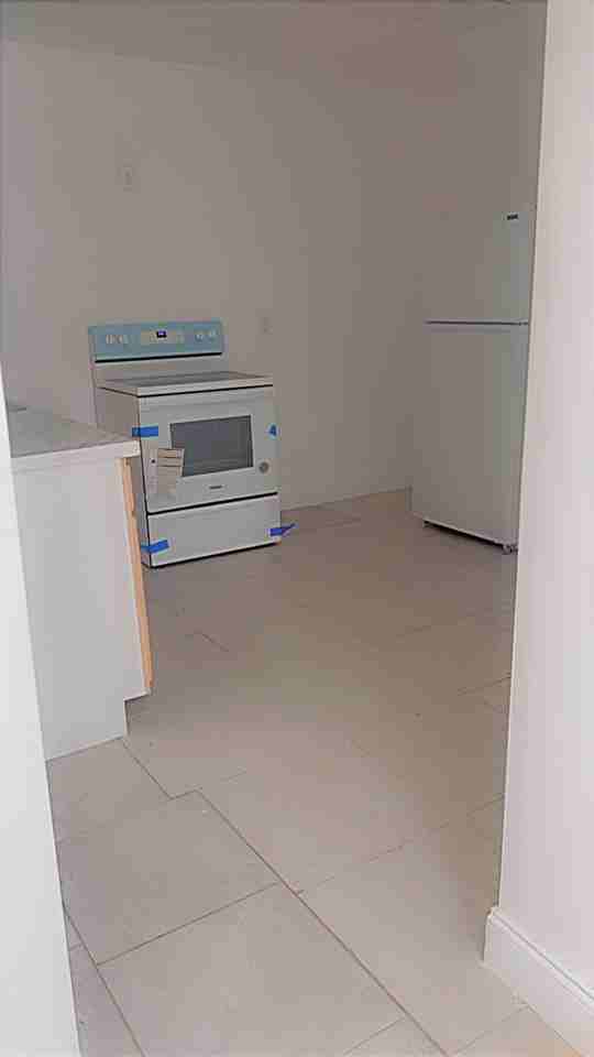 908 Nw 10th St #NA - Photo 2 of 9