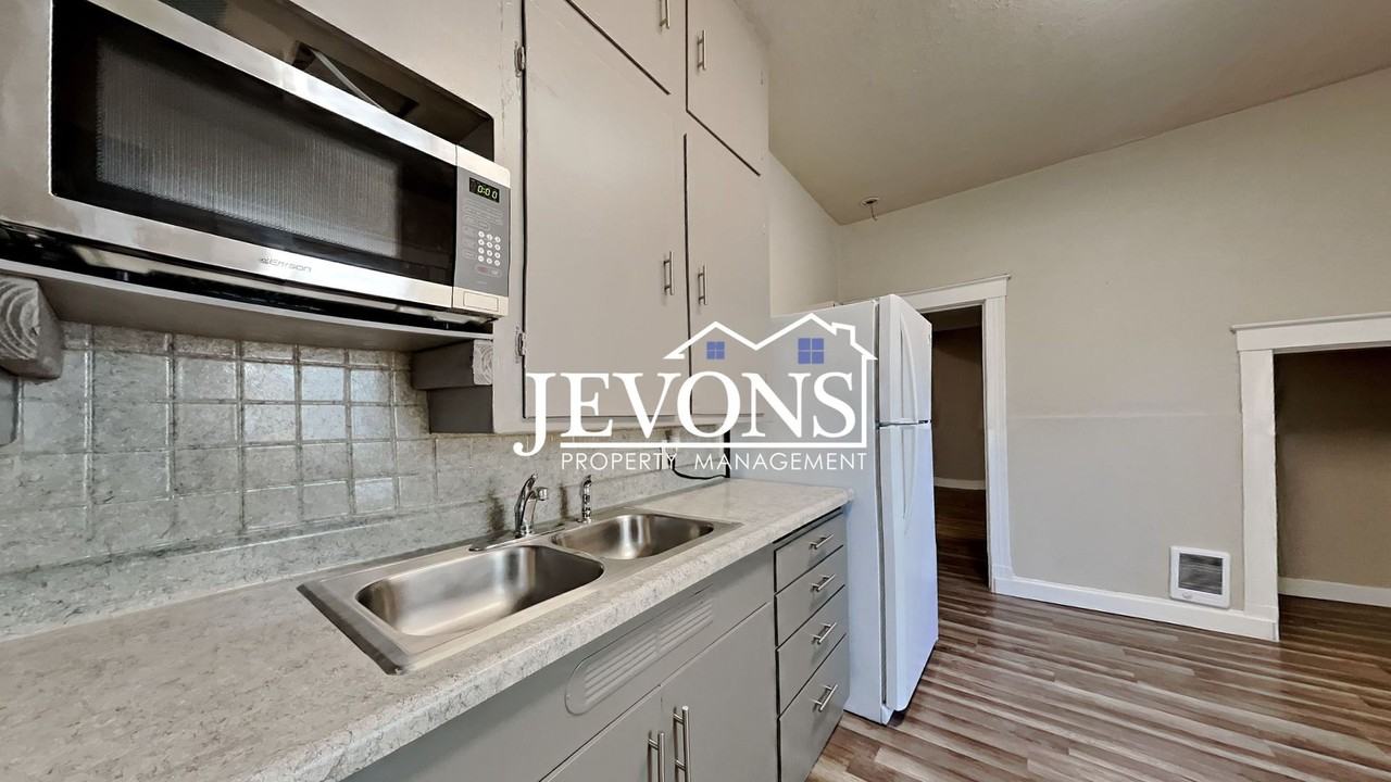 723 S Sprague Ave Tacoma, WA 98405 - Photo 2 of 21