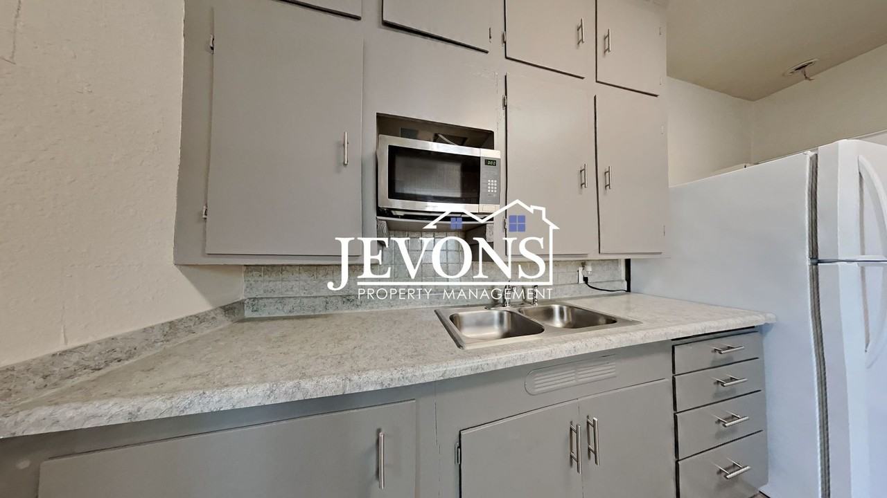 723 S Sprague Ave Tacoma, WA 98405 - Photo 3 of 21