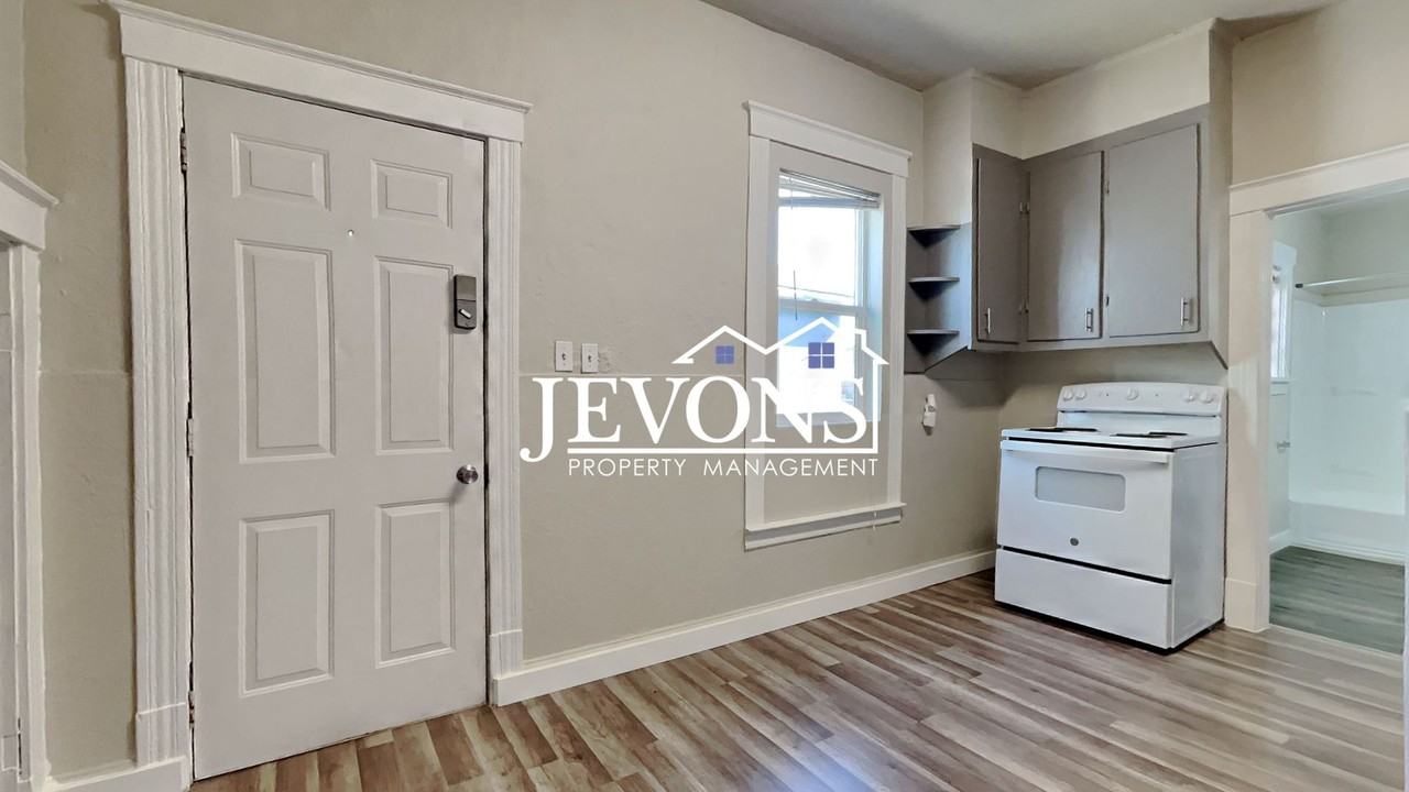 723 S Sprague Ave Tacoma, WA 98405 - Photo 4 of 21