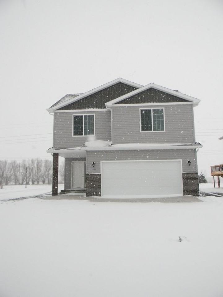 521 Foxtail Dr E - Photo 2 of 19
