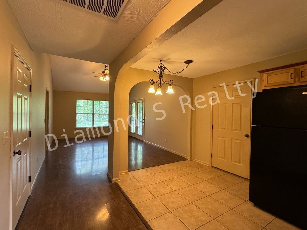 1147 S Oak Grove Ave - Photo 3 of 18