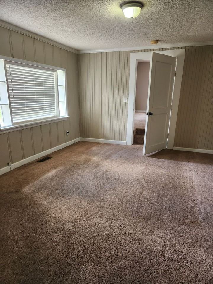 209 E 10th St - Photo 2 of 11