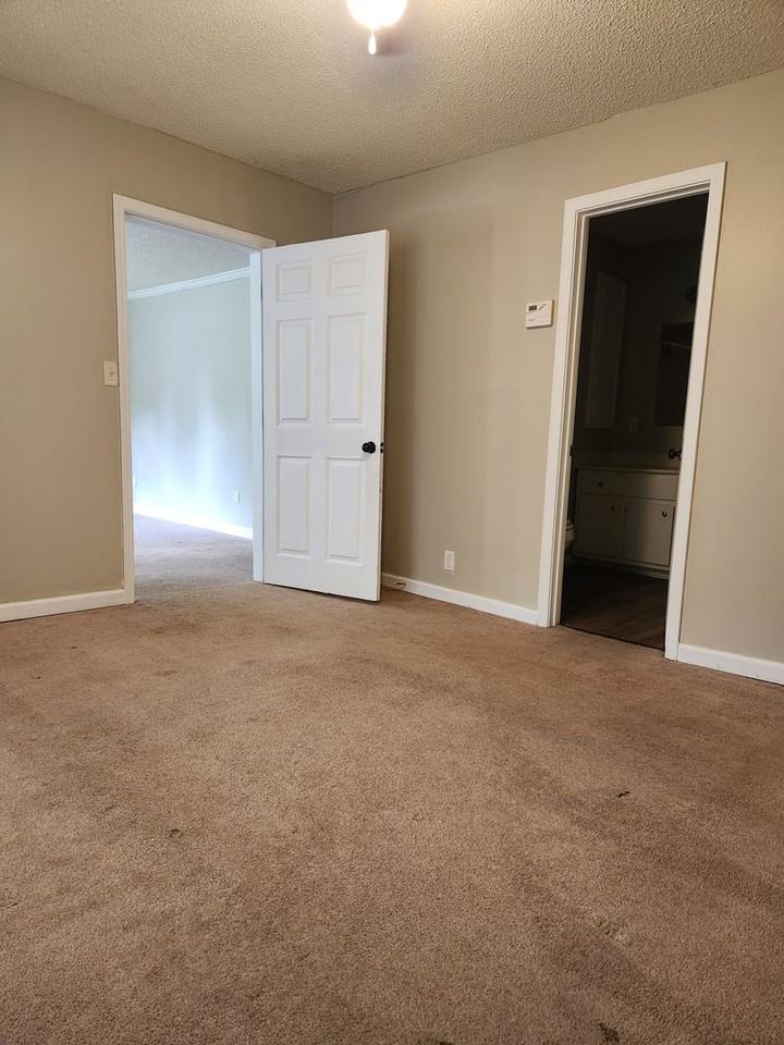 209 E 10th St - Photo 3 of 11