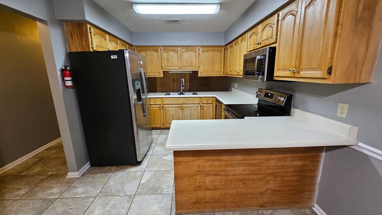 1138 Northlake Dr - Photo 2 of 8