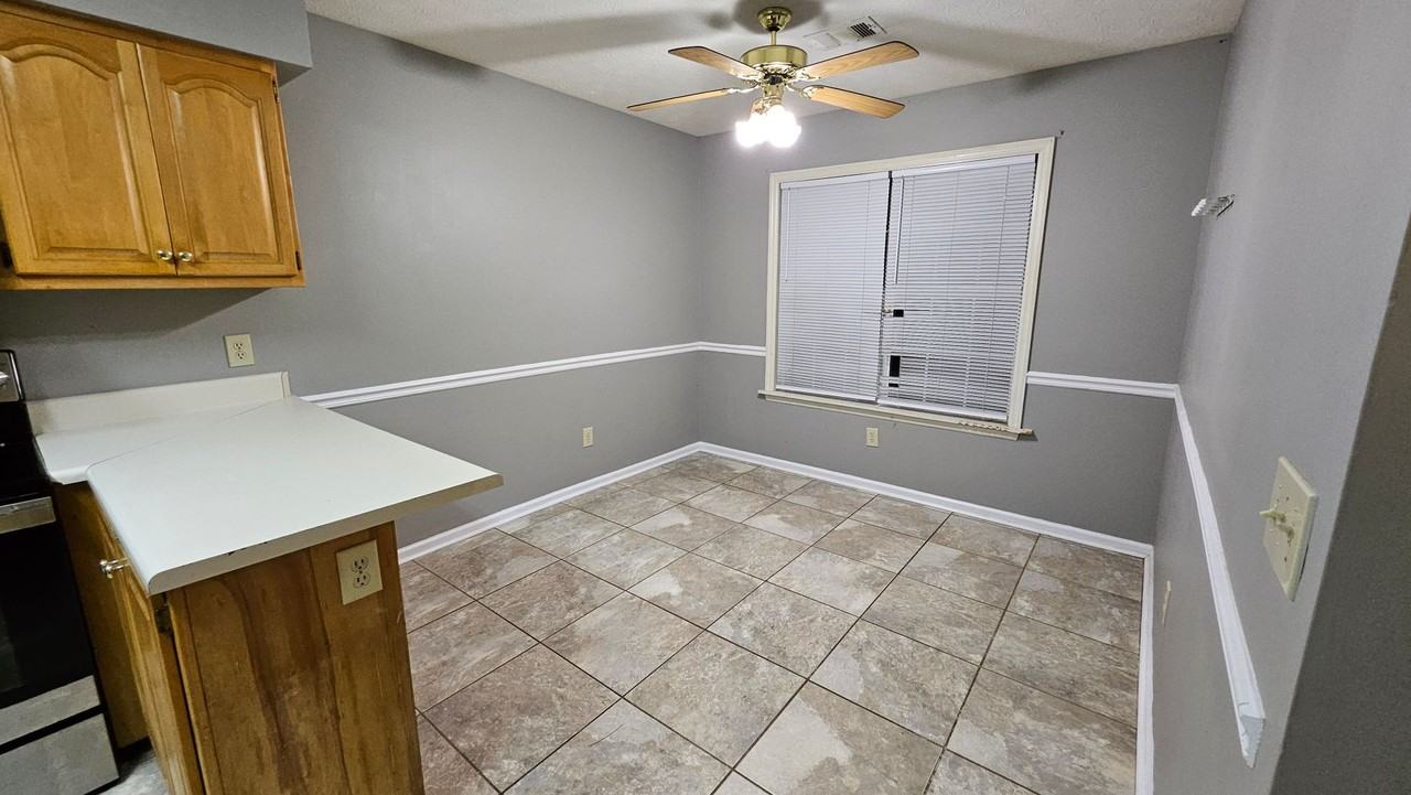 1138 Northlake Dr - Photo 3 of 8