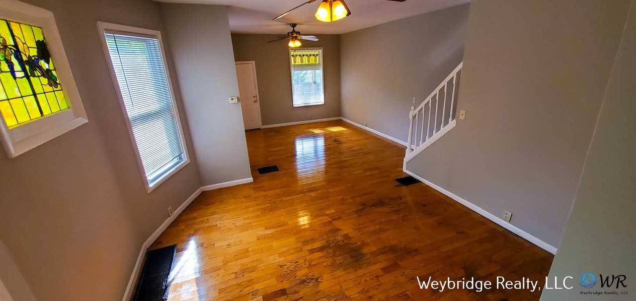 942 Mansion Ave - Photo 3 of 12