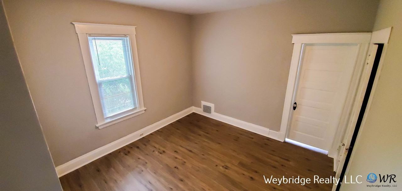 942 Mansion Ave - Photo 6 of 12