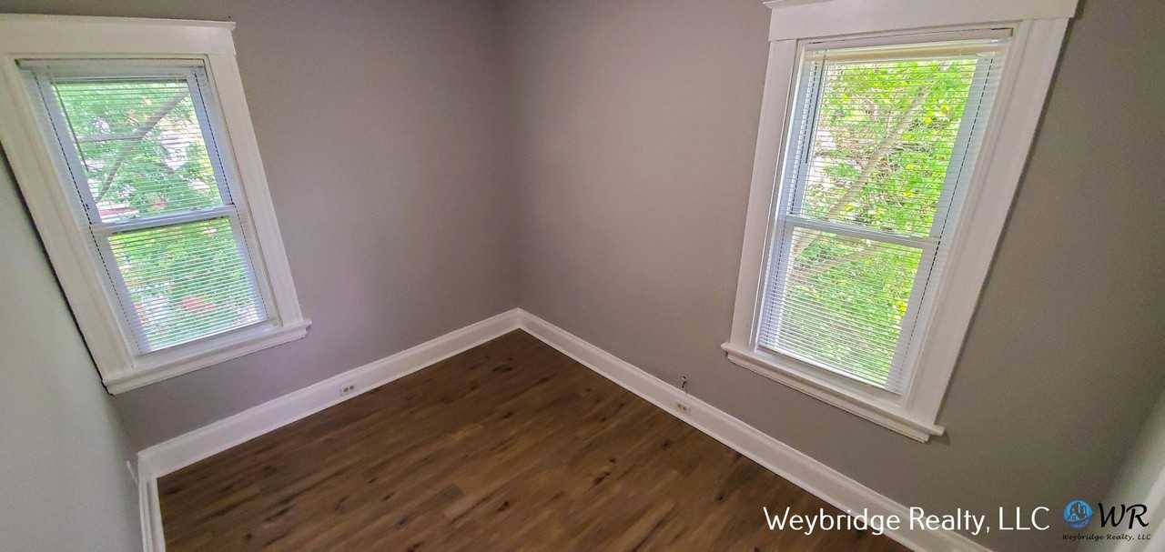 942 Mansion Ave - Photo 7 of 12