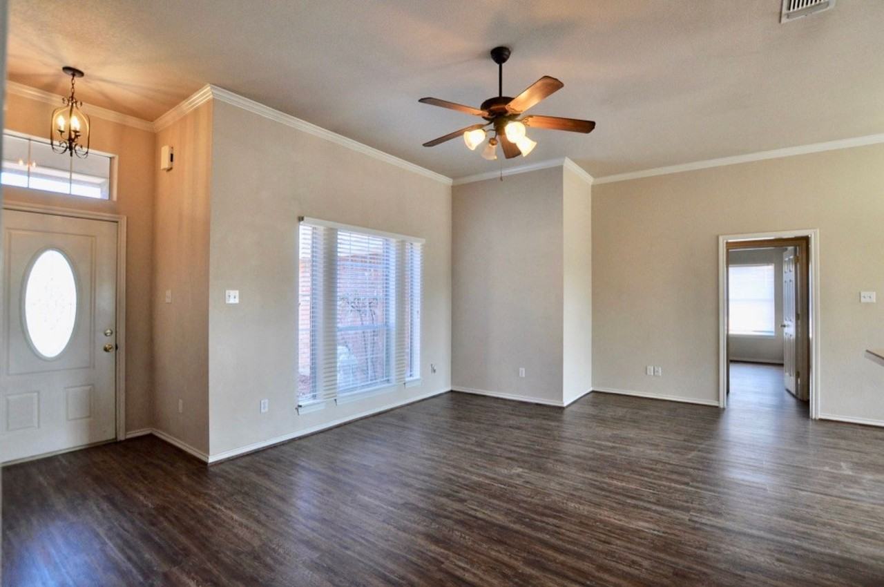 1838 Laura St - Photo 3 of 12