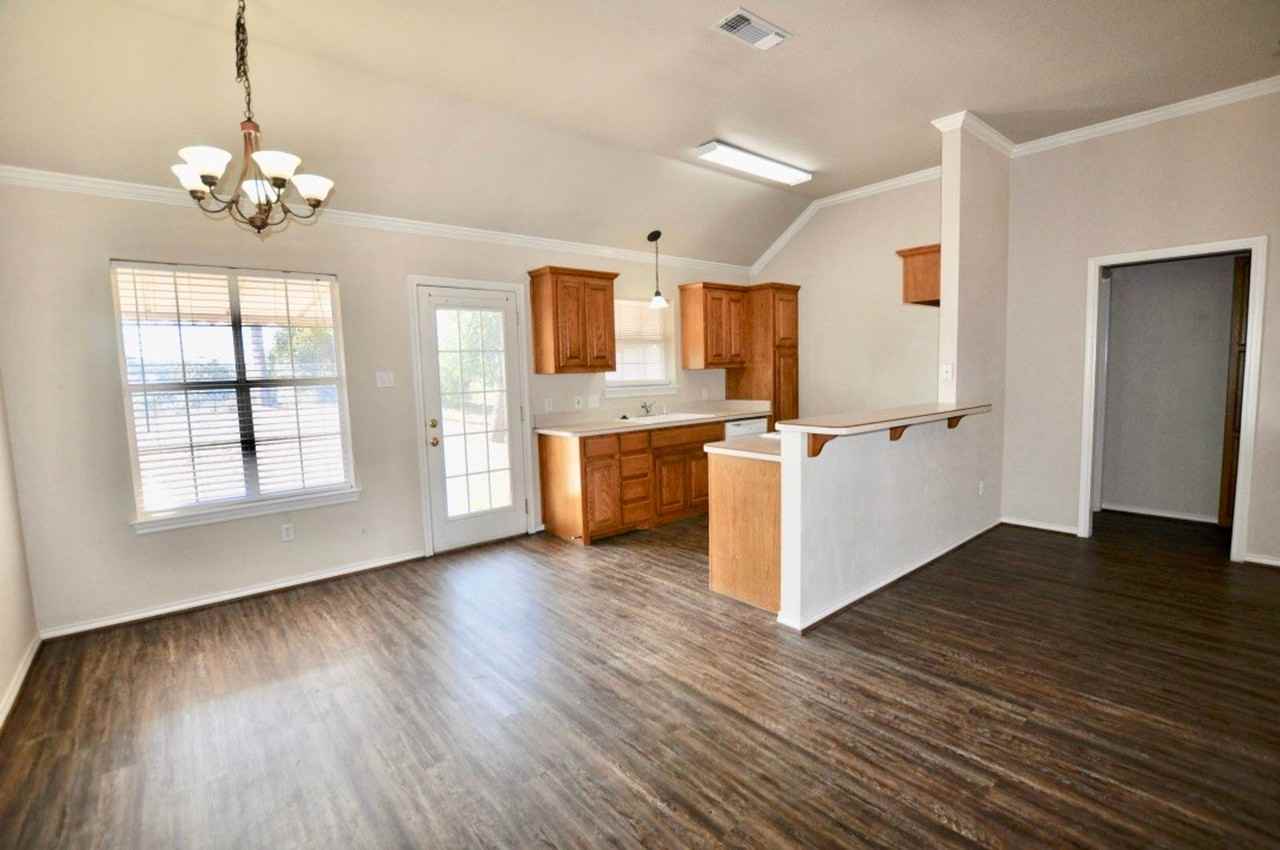 1838 Laura St - Photo 4 of 12