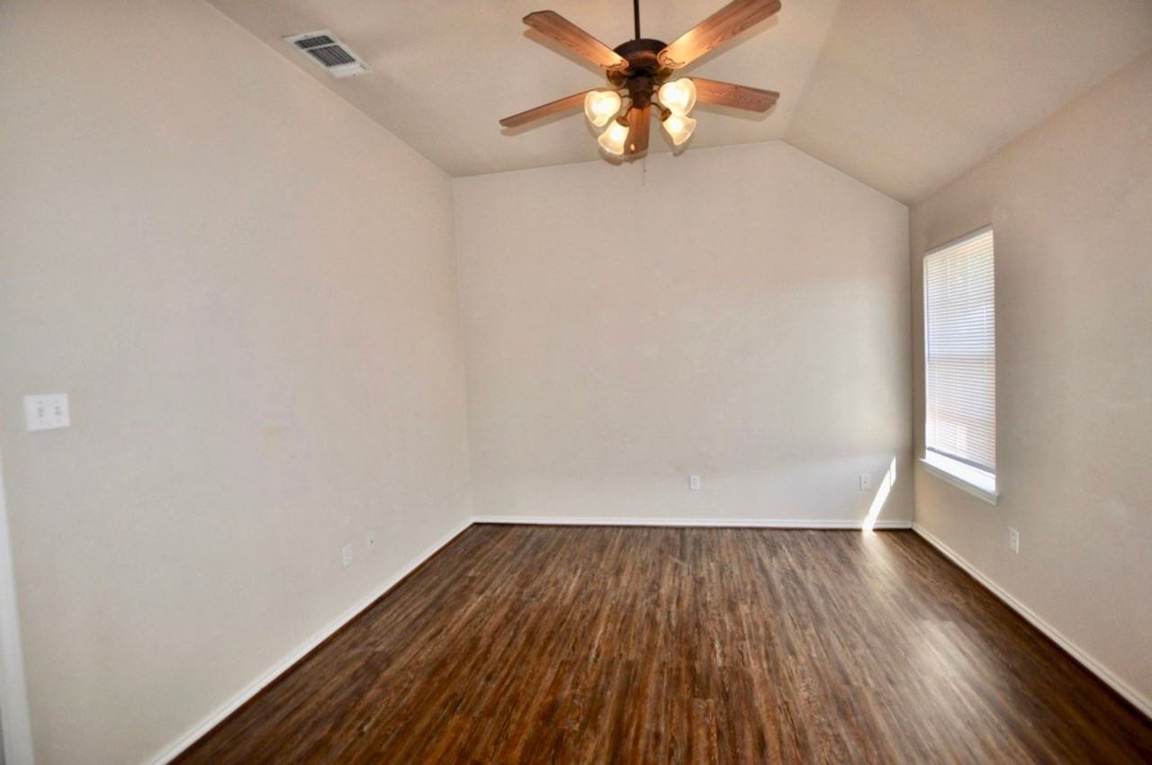 1838 Laura St - Photo 5 of 12