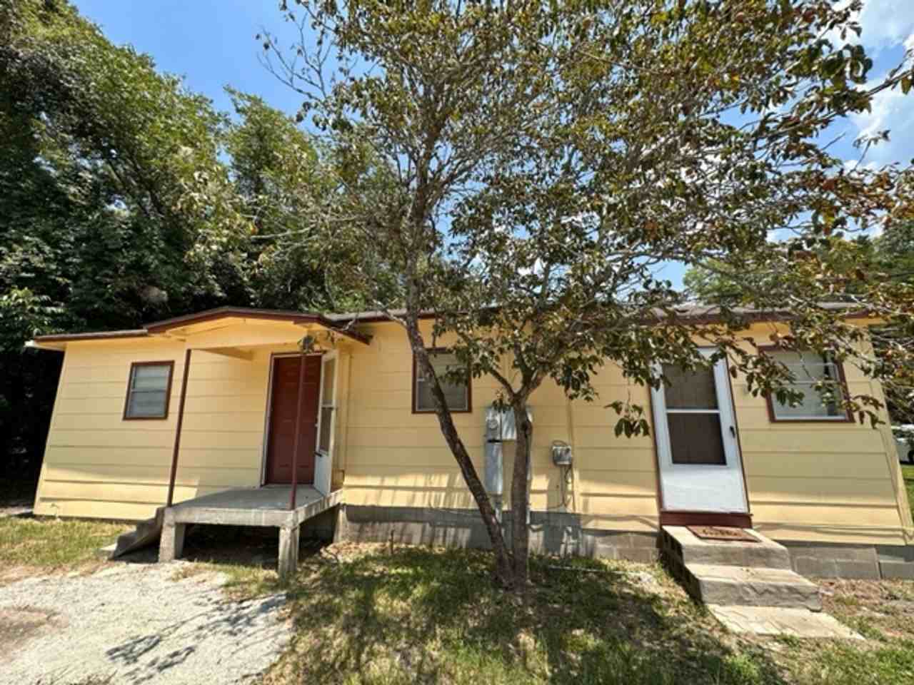 803 Woodard Street Duplex - Photo 3 of 3