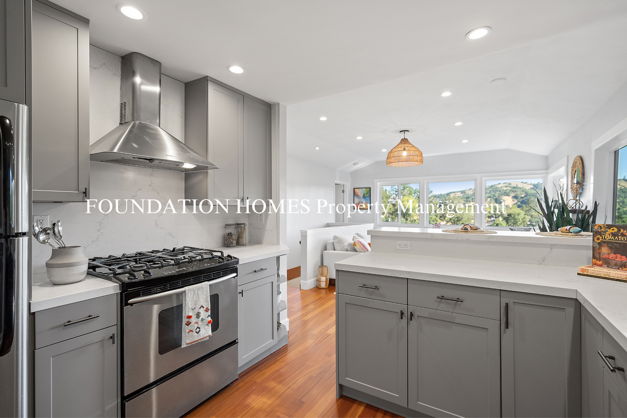 223 Scenic Rd - Photo 3 of 34