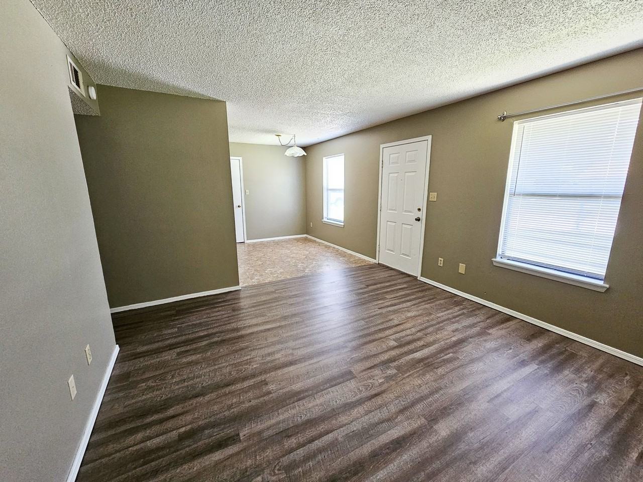 6719 Independence St - Photo 3 of 14