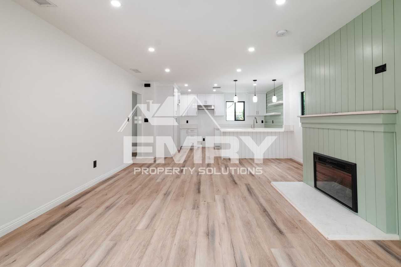 9135 Arrington Ave - Photo 3 of 31