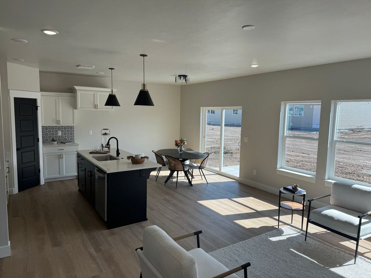 577 S Idaho Ave - Photo 3 of 28