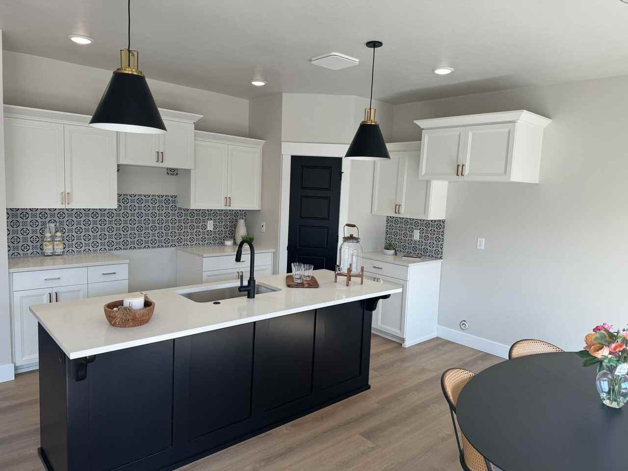 577 S Idaho Ave - Photo 2 of 28