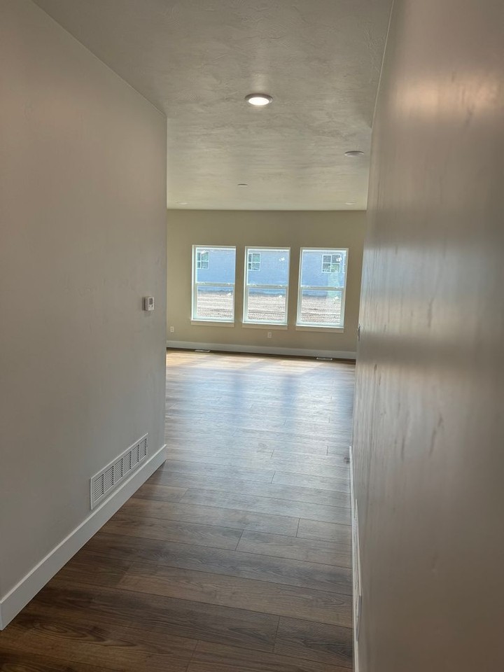 577 S Idaho Ave - Photo 4 of 28