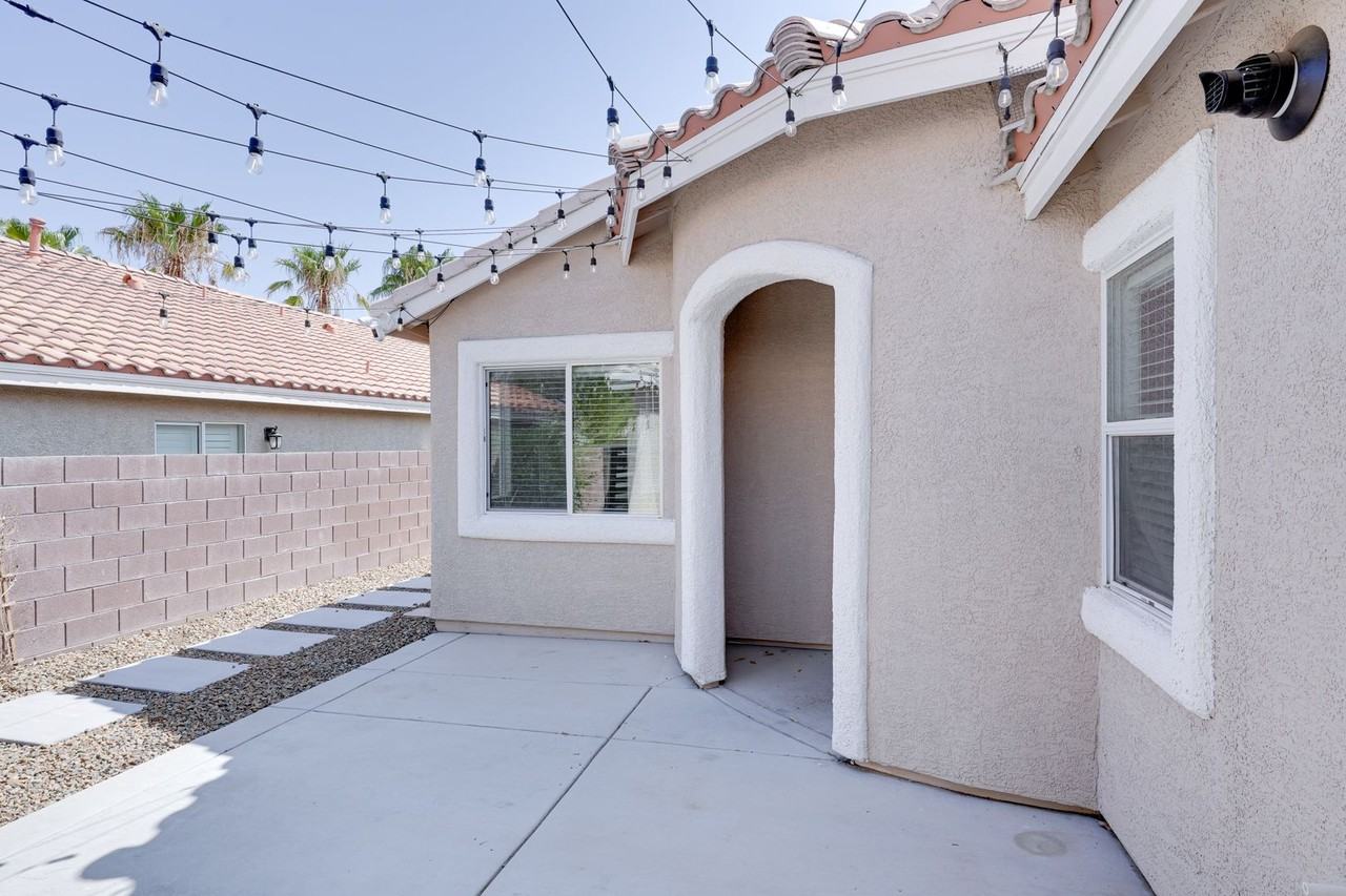 1088 Snow Roof Ave - Photo 4 of 50