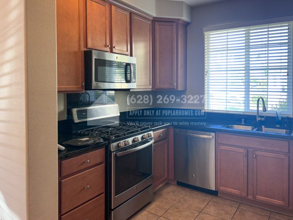 18524 Garnet Ln - Photo 3 of 33