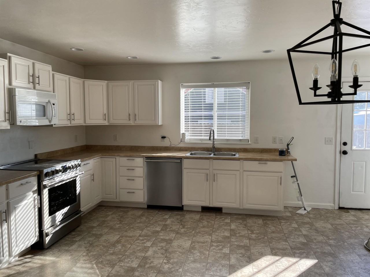 735 7th Ave E #A - Photo 3 of 13