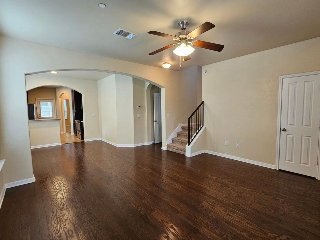 808 Lost Pines Ln - Photo 5 of 36