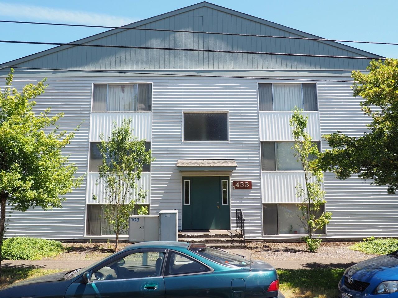 433 6th  St. - Photo 2 of 9