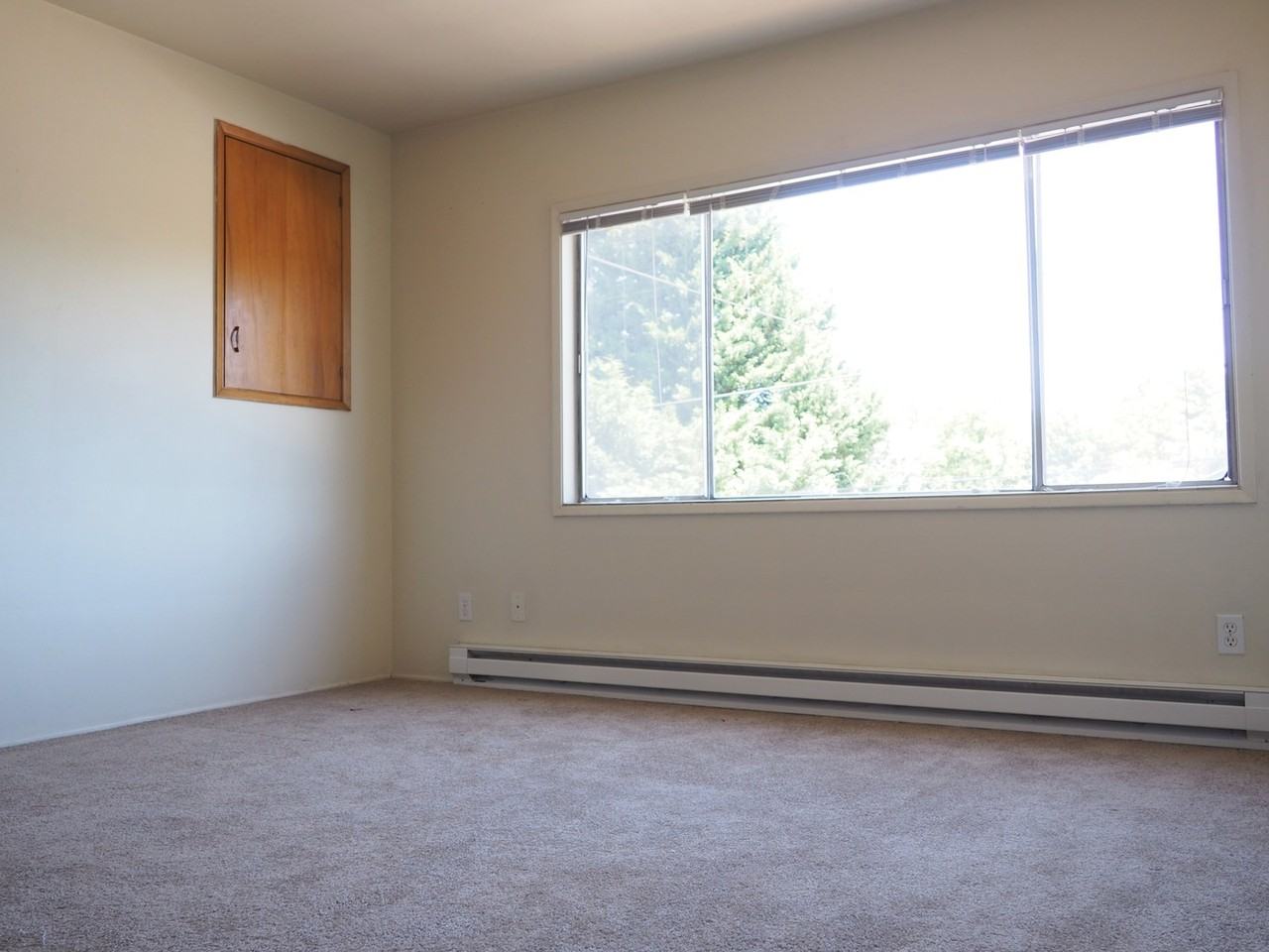 433 6th  St. - Photo 4 of 9