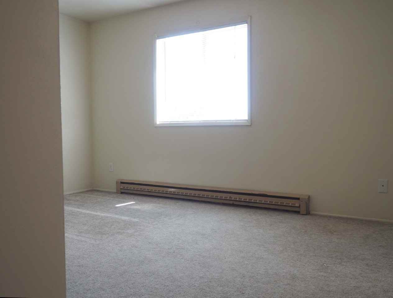 433 6th  St. - Photo 6 of 9