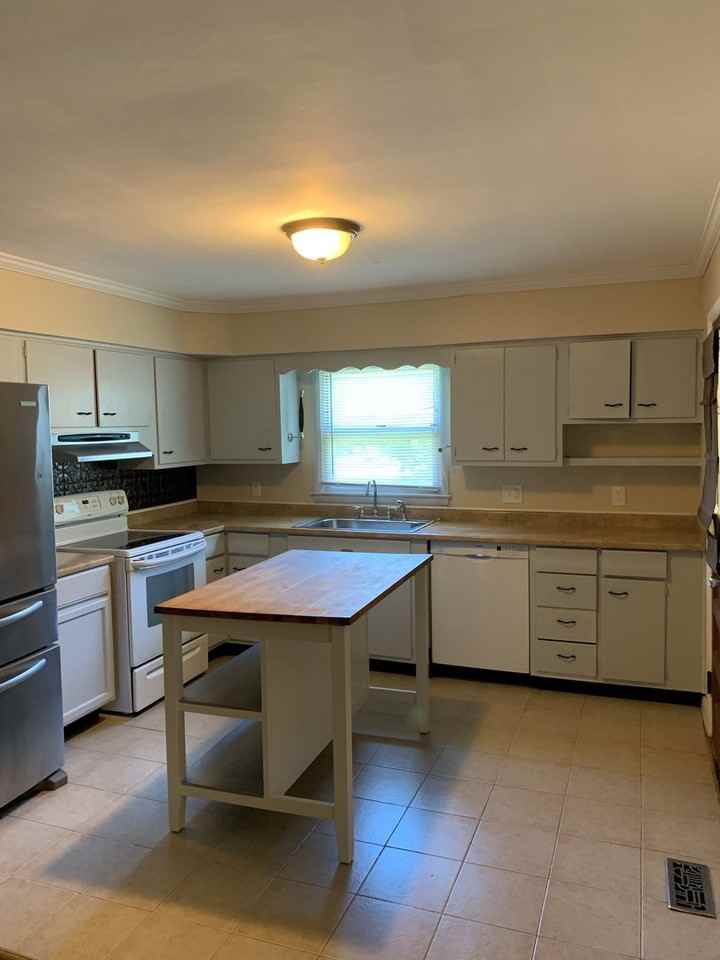 636 Cardinal Ln - Photo 3 of 50