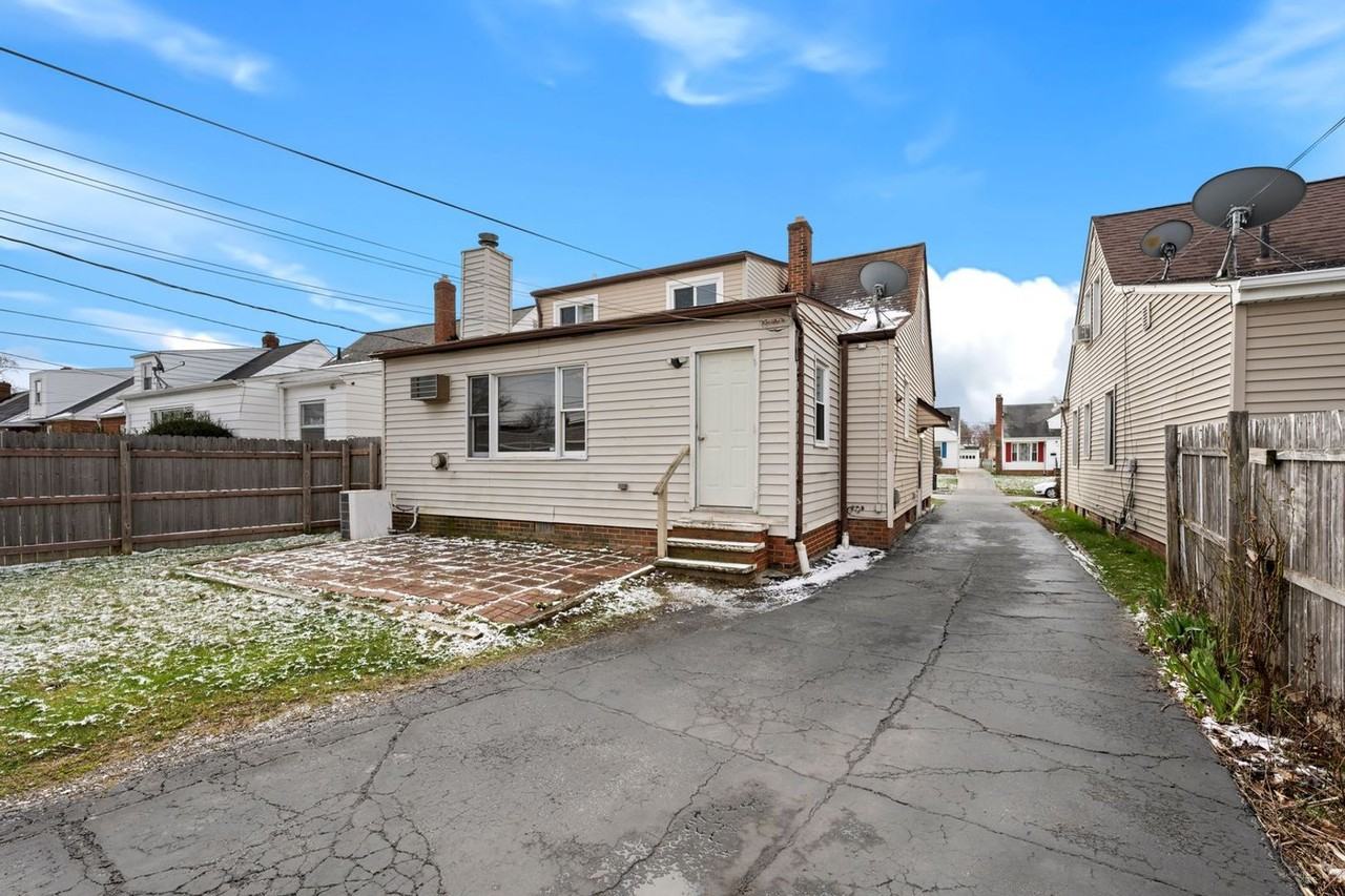 4153 Stilmore Rd - Photo 7 of 33