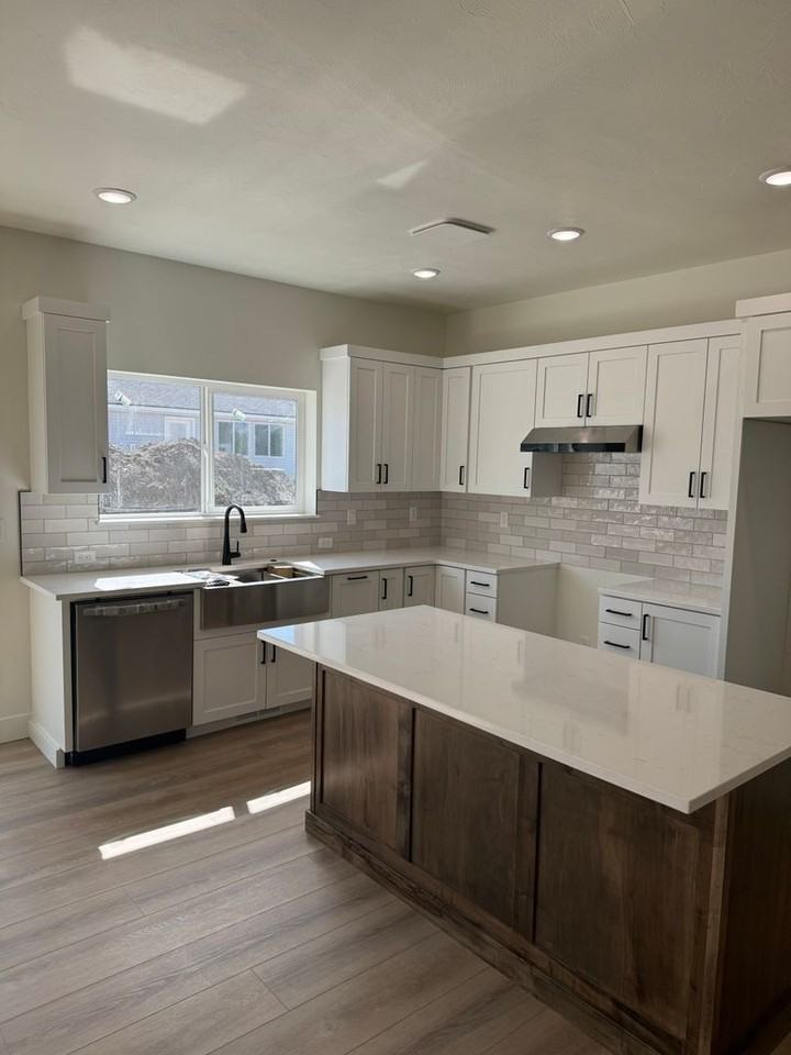 585 S Idaho Ave - Photo 2 of 31