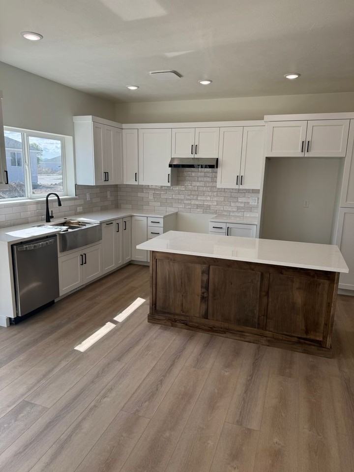 585 S Idaho Ave - Photo 3 of 31