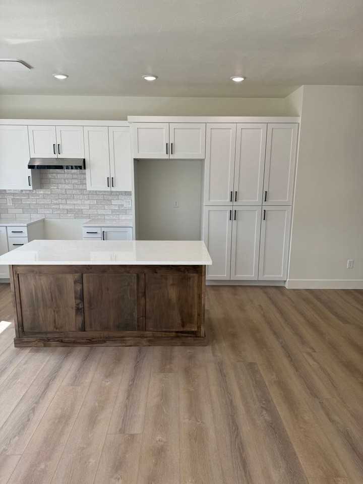 585 S Idaho Ave - Photo 4 of 31