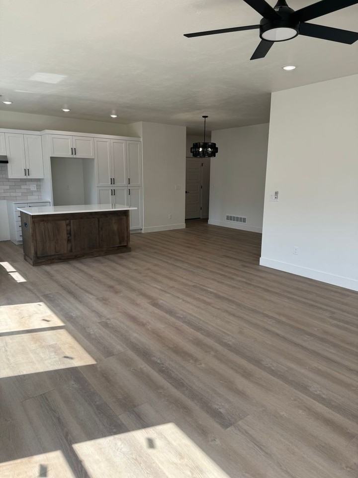 585 S Idaho Ave - Photo 6 of 31