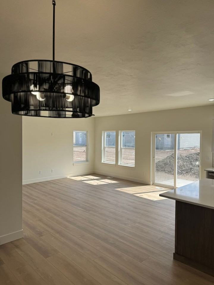 585 S Idaho Ave - Photo 7 of 31