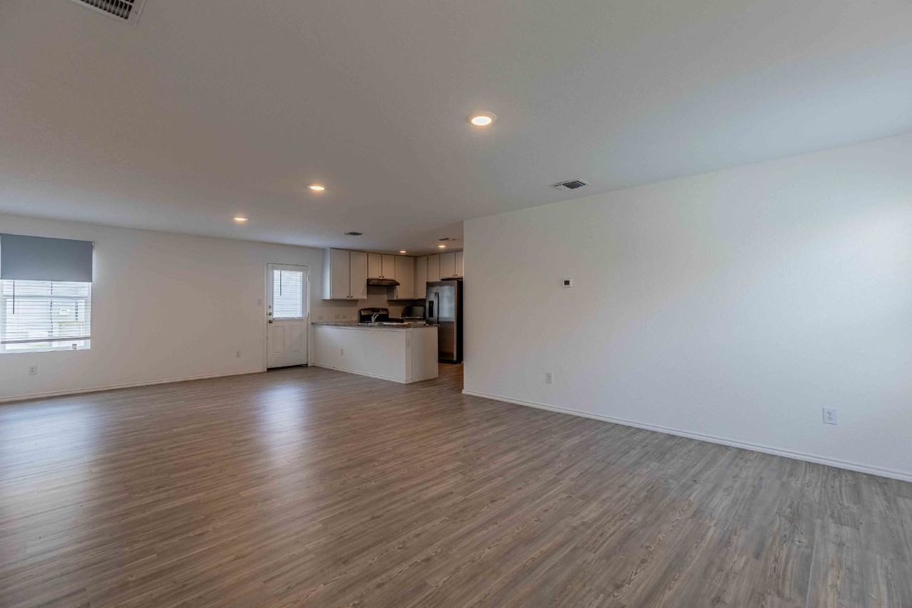 6562 Runaway Row - Photo 3 of 27