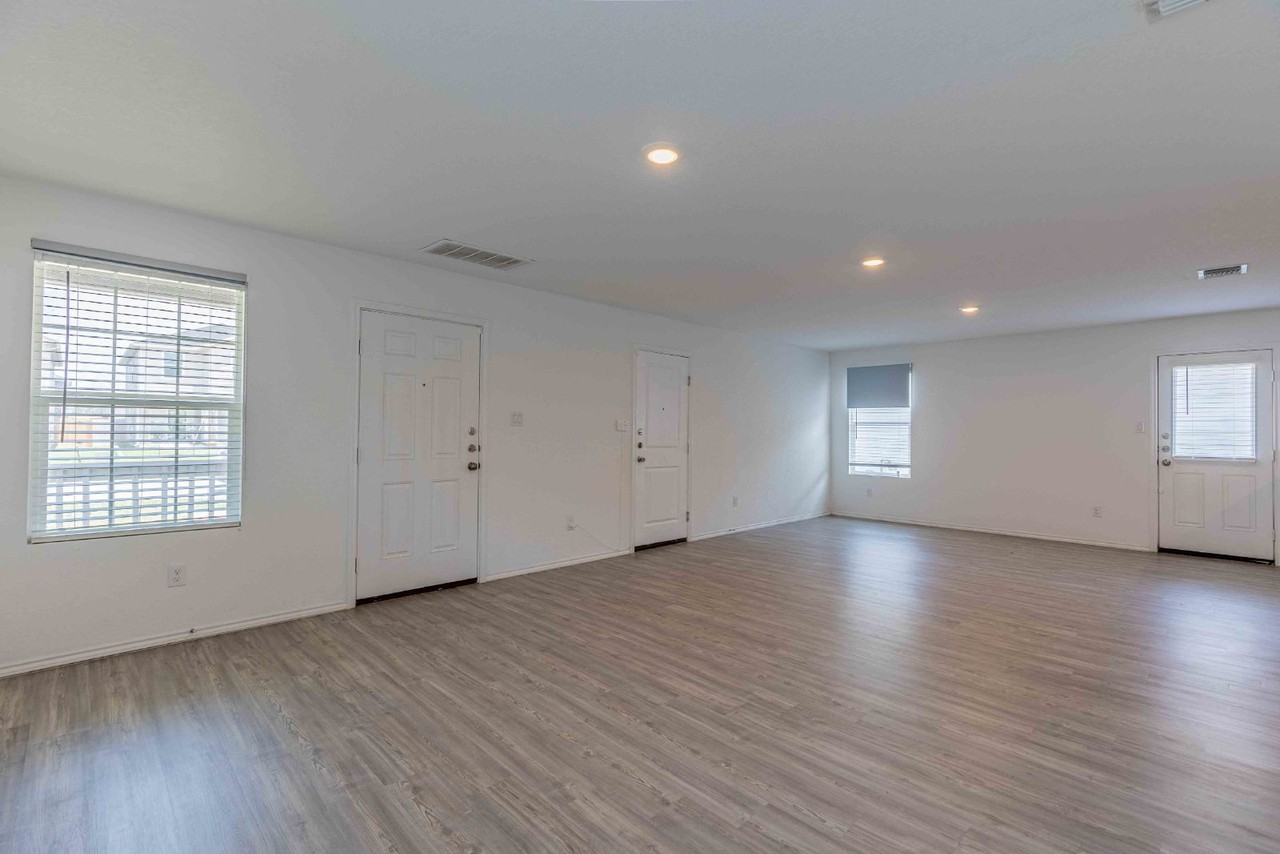 6562 Runaway Row - Photo 4 of 27