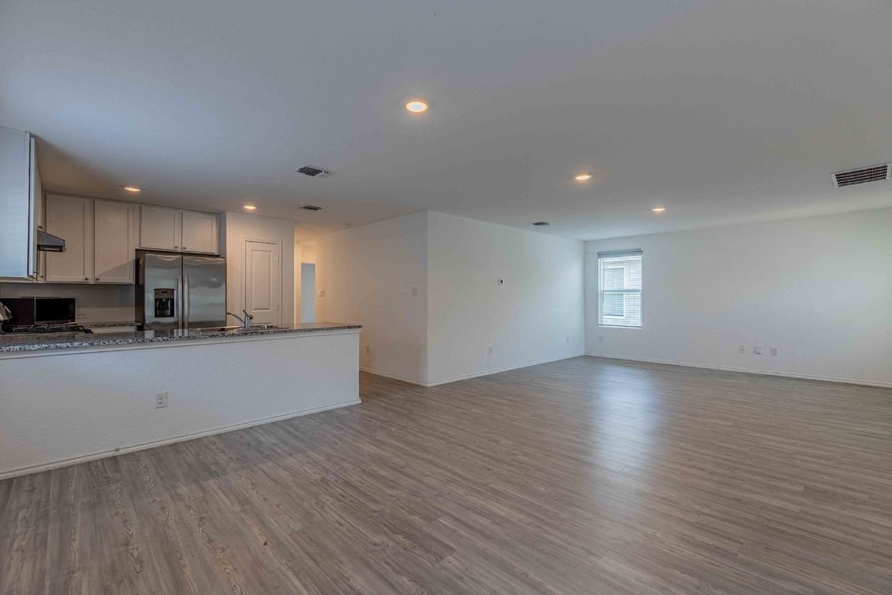 6562 Runaway Row - Photo 5 of 27