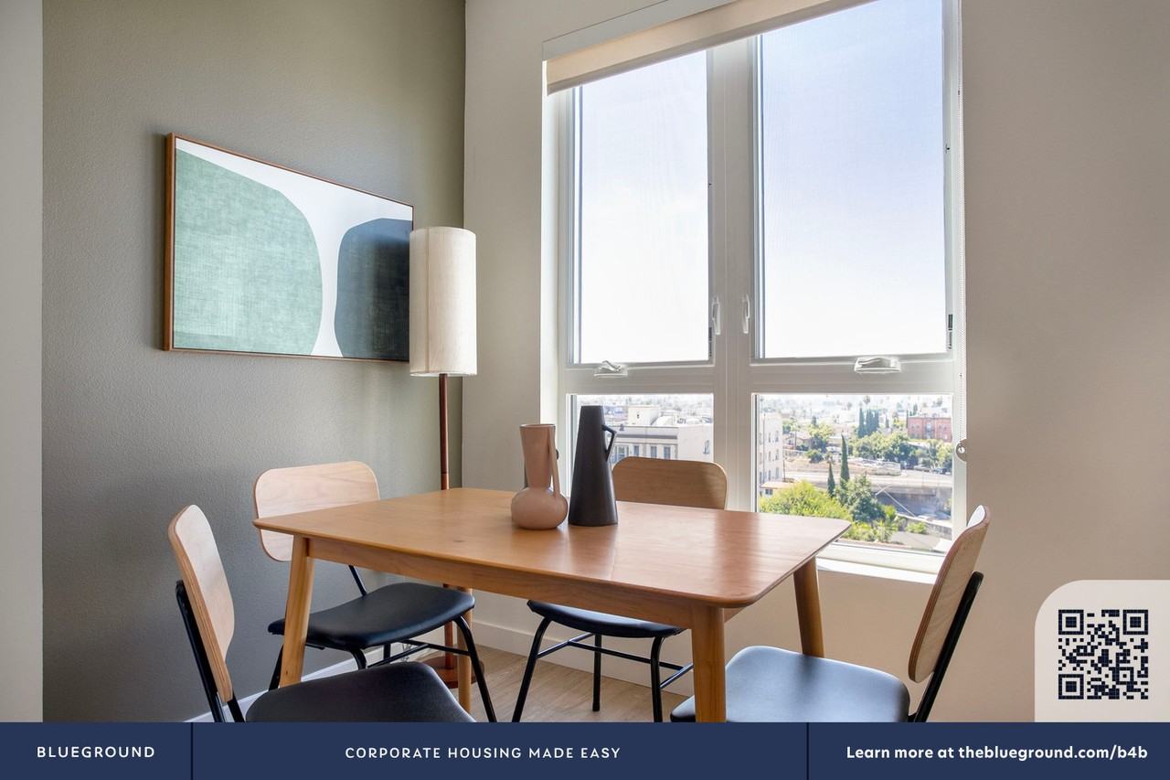 5620 De Longpre Avenue - Photo 5 of 50