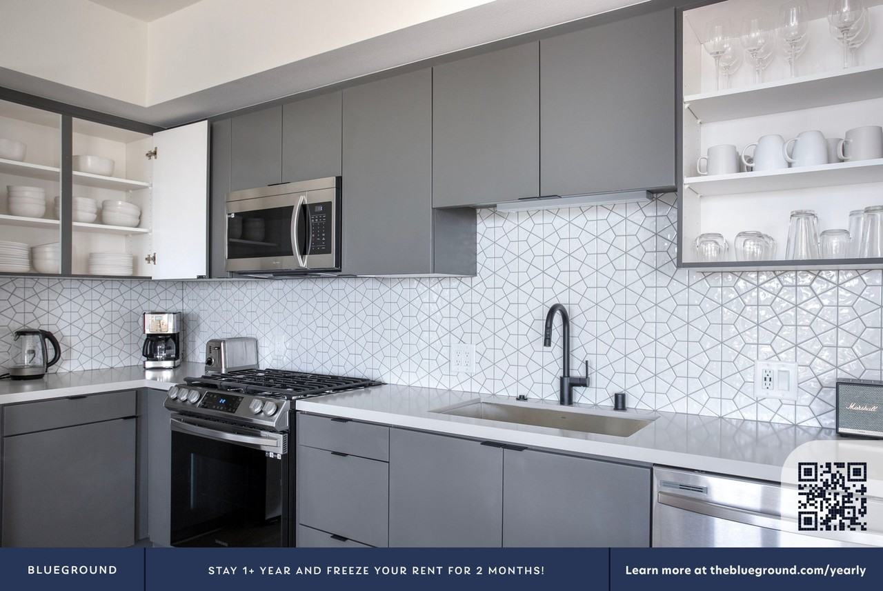 5620 De Longpre Avenue - Photo 7 of 50